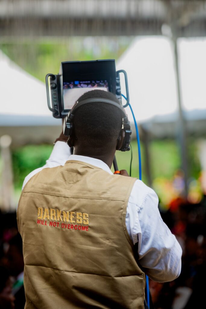 Caméraman avec casque filmant un événement en direct