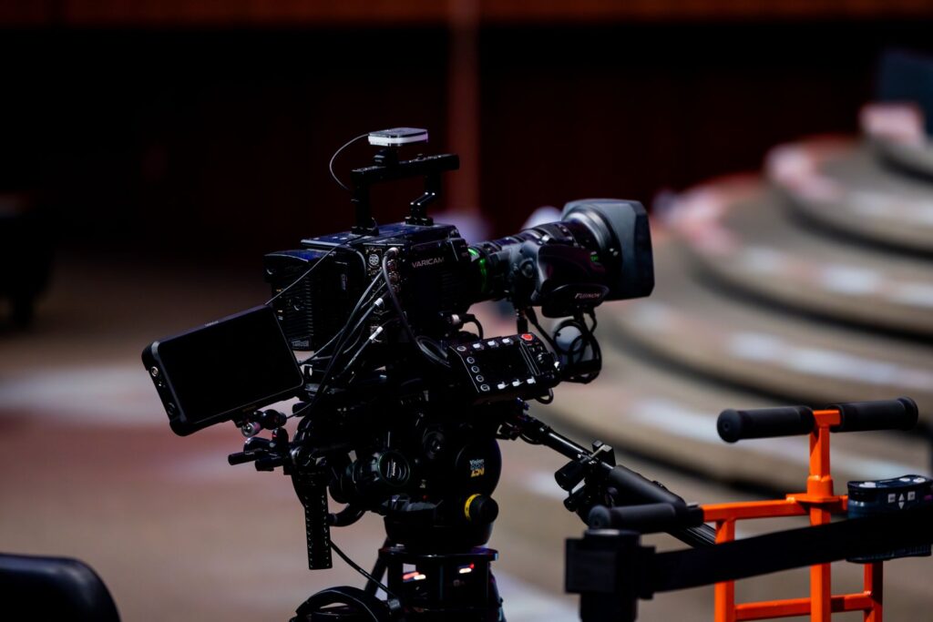 Caméras et matériel audiovisuel professionnel installés pour un tournage